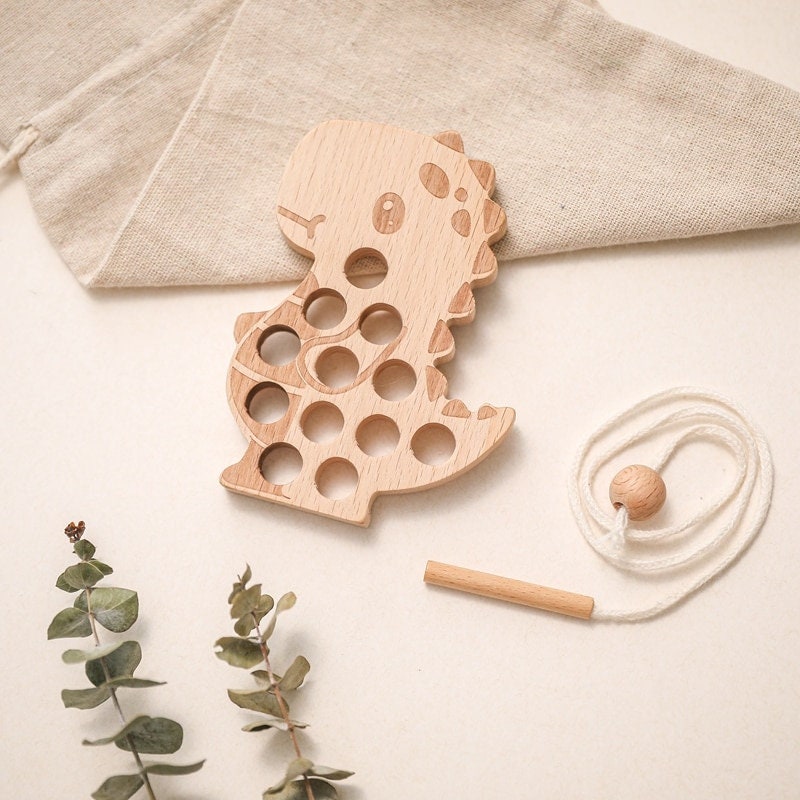 Fädelspielzeug Spiel Dino aus Holz als Faden Spielzeug Kinder ab 2 Jahren Holzspielzeug Motorik Lernspiel Fadenspiel