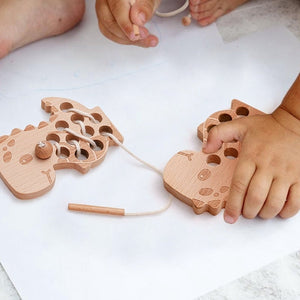 Fädelspielzeug Spiel Dino aus Holz als Faden Spielzeug Kinder ab 2 Jahren Holzspielzeug Motorik Lernspiel Fadenspiel