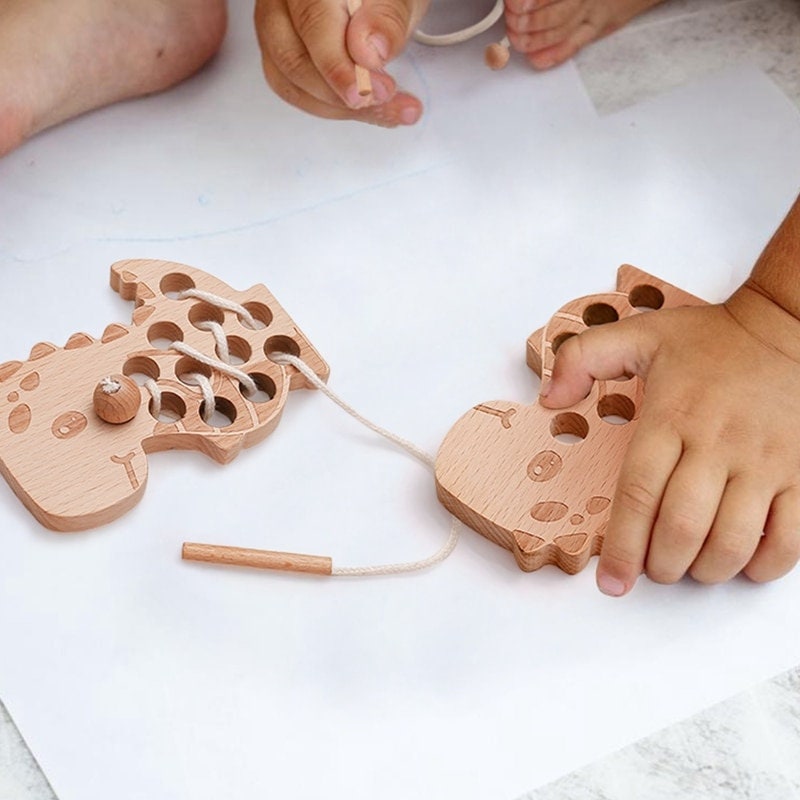 Fädelspielzeug Spiel Dino aus Holz als Faden Spielzeug Kinder ab 2 Jahren Holzspielzeug Motorik Lernspiel Fadenspiel
