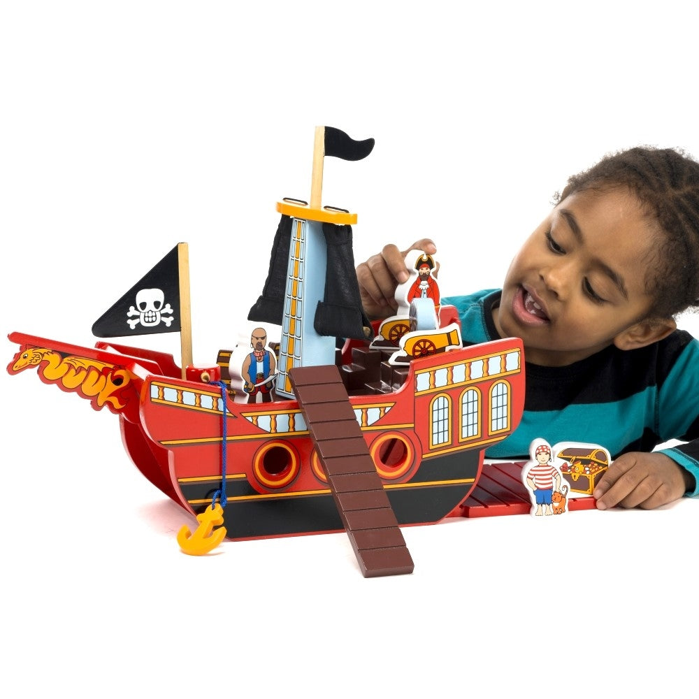 Lanka Kade Personalisierbares Piratenschiff aus Holz – inkl. Figuren & Zubehör | Fair Trade Spielset