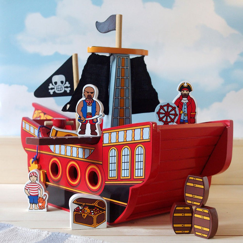 Lanka Kade Personalisierbares Piratenschiff aus Holz – inkl. Figuren & Zubehör | Fair Trade Spielset
