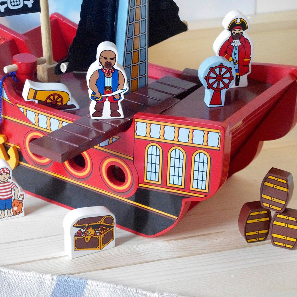 Lanka Kade Personalisierbares Piratenschiff aus Holz – inkl. Figuren & Zubehör | Fair Trade Spielset