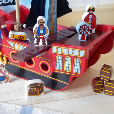 Lanka Kade Personalisierbares Piratenschiff aus Holz – inkl. Figuren & Zubehör | Fair Trade Spielset
