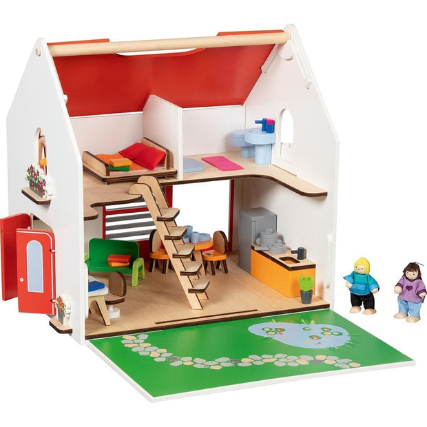 goki 51458 – Personalisierbares Tragbares Puppenhaus Holz Spielhaus mit Möbeln und Puppen, komplett möbliert, mit Tragegriff