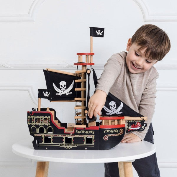 Personalisierbares Barbarossa XXL Piratenschiff Holzspielzeug ab 3 Jahren Die Piraten sind los