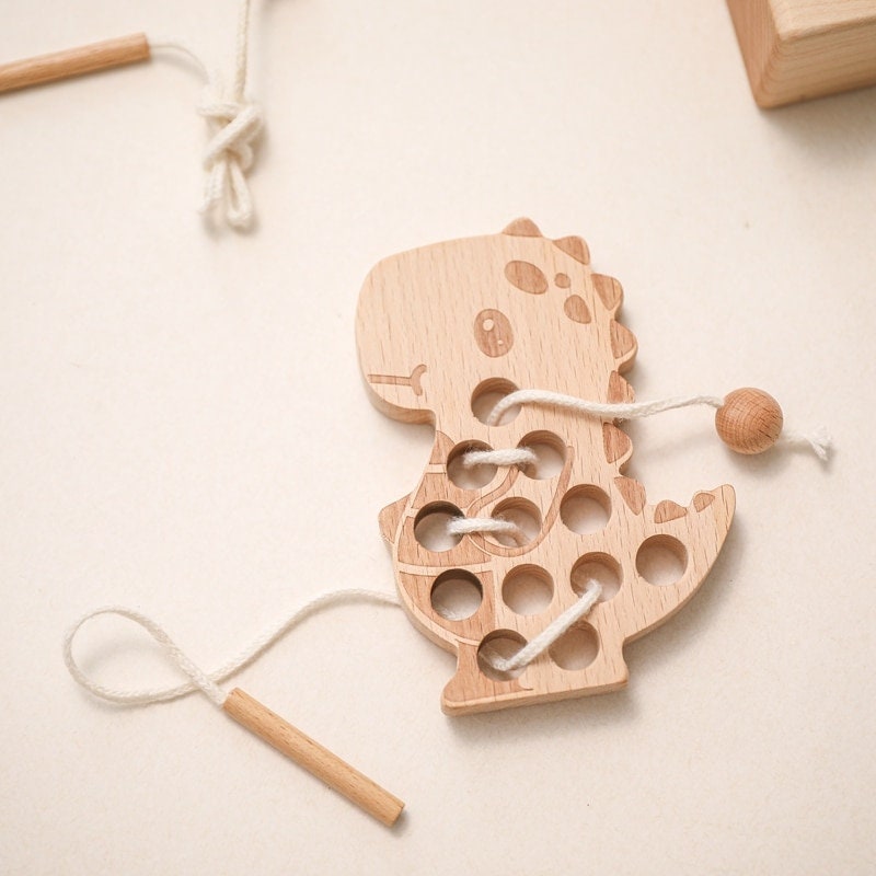 Fädelspielzeug Spiel Dino aus Holz als Faden Spielzeug Kinder ab 2 Jahren Holzspielzeug Motorik Lernspiel Fadenspiel