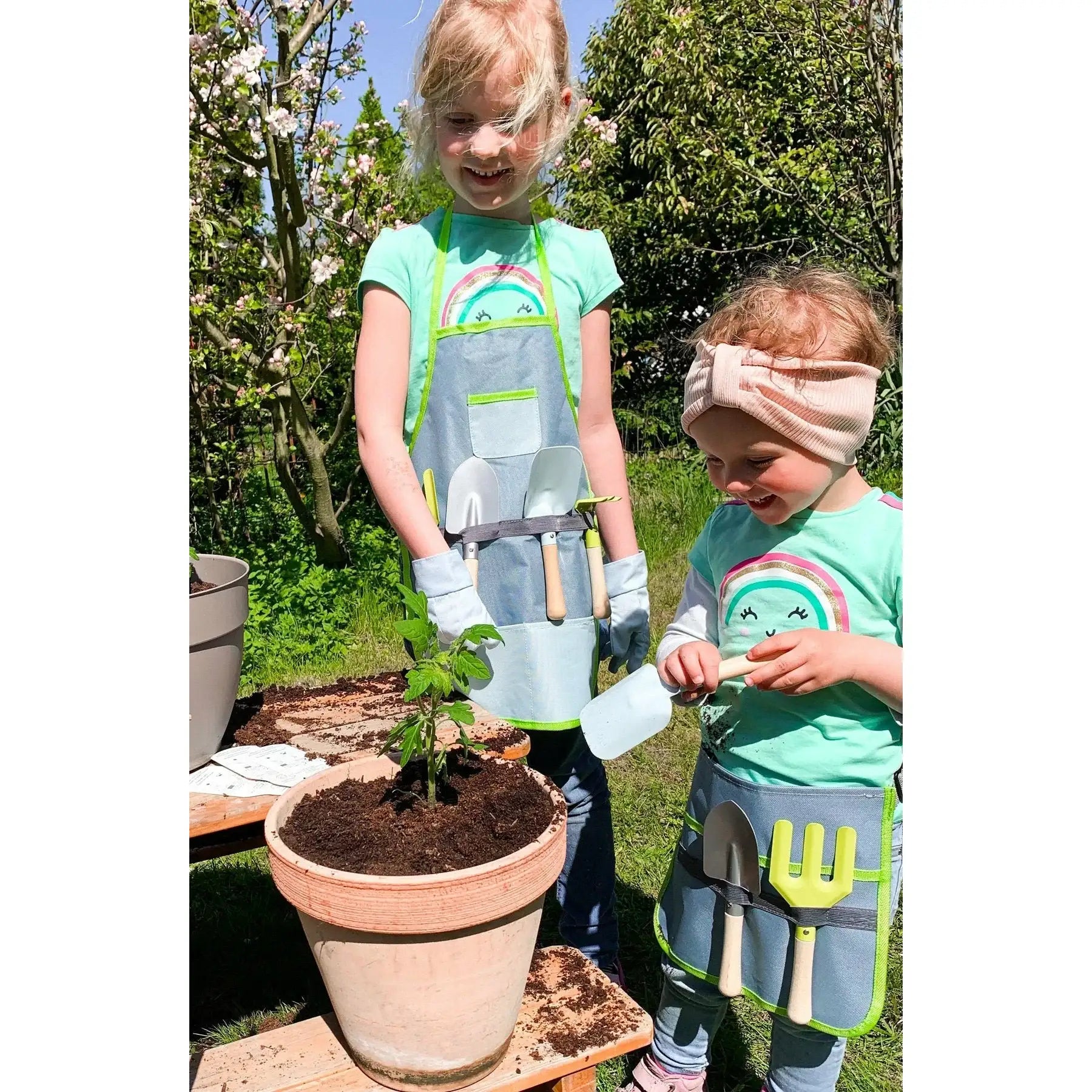 small foot Kleinkind Spielzeug Gartenschürze mit Gartenwerkzeug Kinderspielzeug Gartengeräte Sandspielzeug Spielzeug 6 Teiliges Set small foot