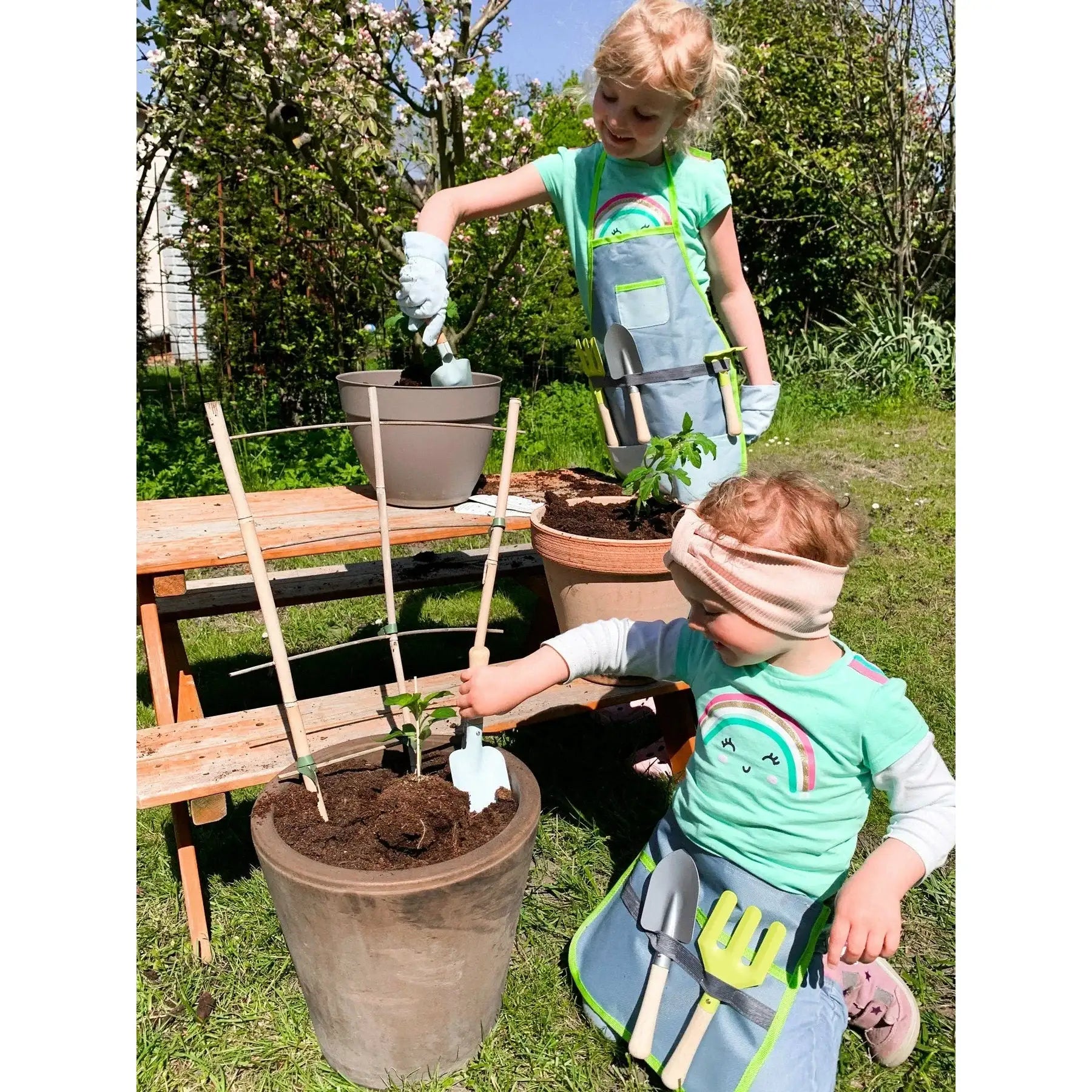 small foot Kleinkind Spielzeug Gartenschürze mit Gartenwerkzeug Kinderspielzeug Gartengeräte Sandspielzeug Spielzeug 6 Teiliges Set small foot